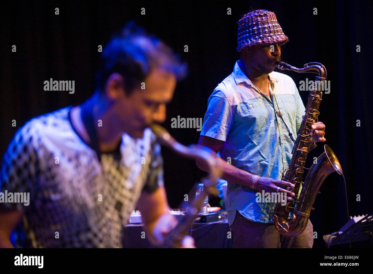 Live Musik-Saxophonisten mit Eisbär-Band auf der Bühne Brecon Jazz Festivals 2014 Stockfoto