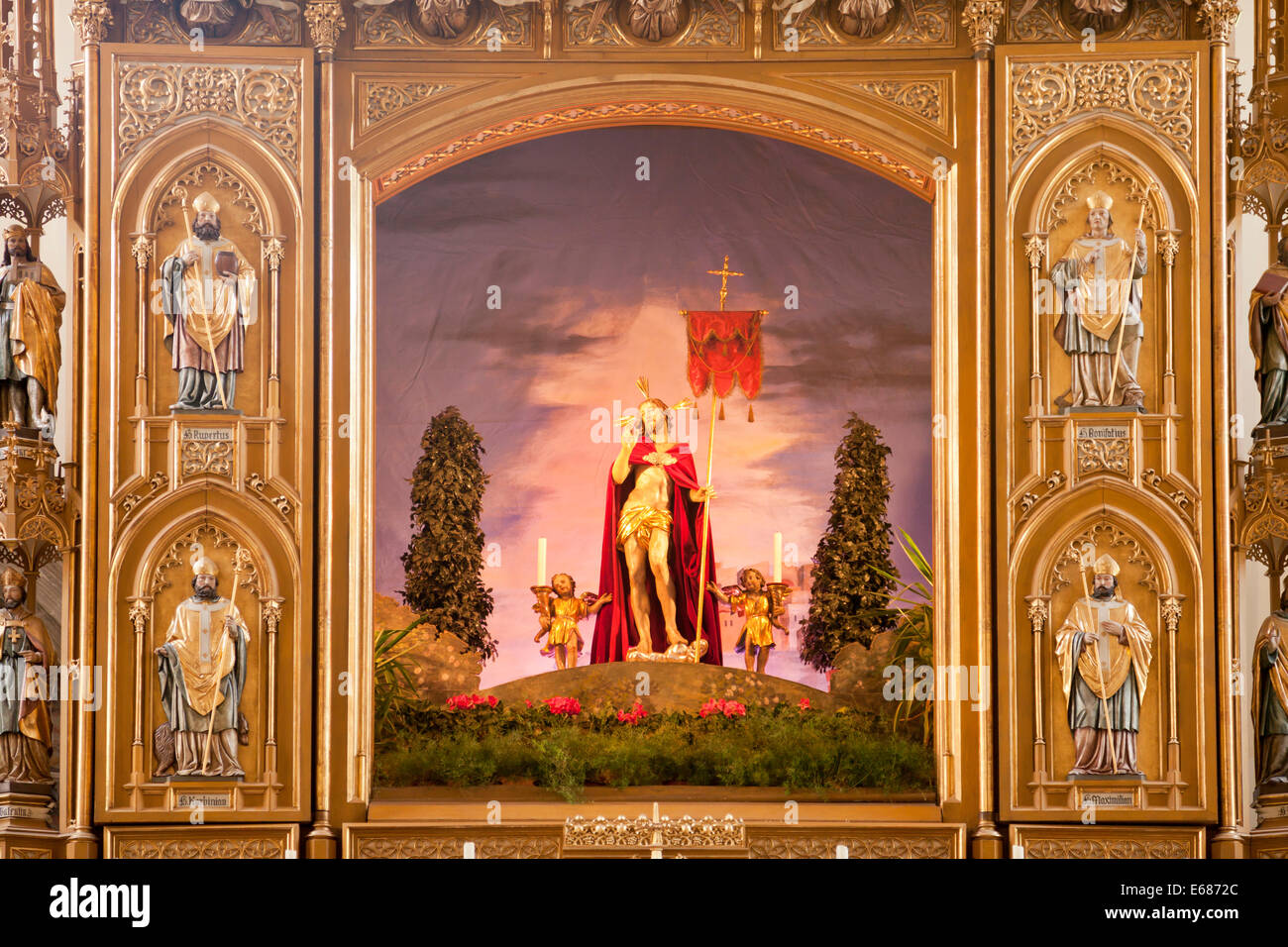 Altar der Pfarrkirche Mariä Himmelfahrt / Mariä Himmelfahrt in Bad Tölz, Bayern, Deutschland, Europa Stockfoto