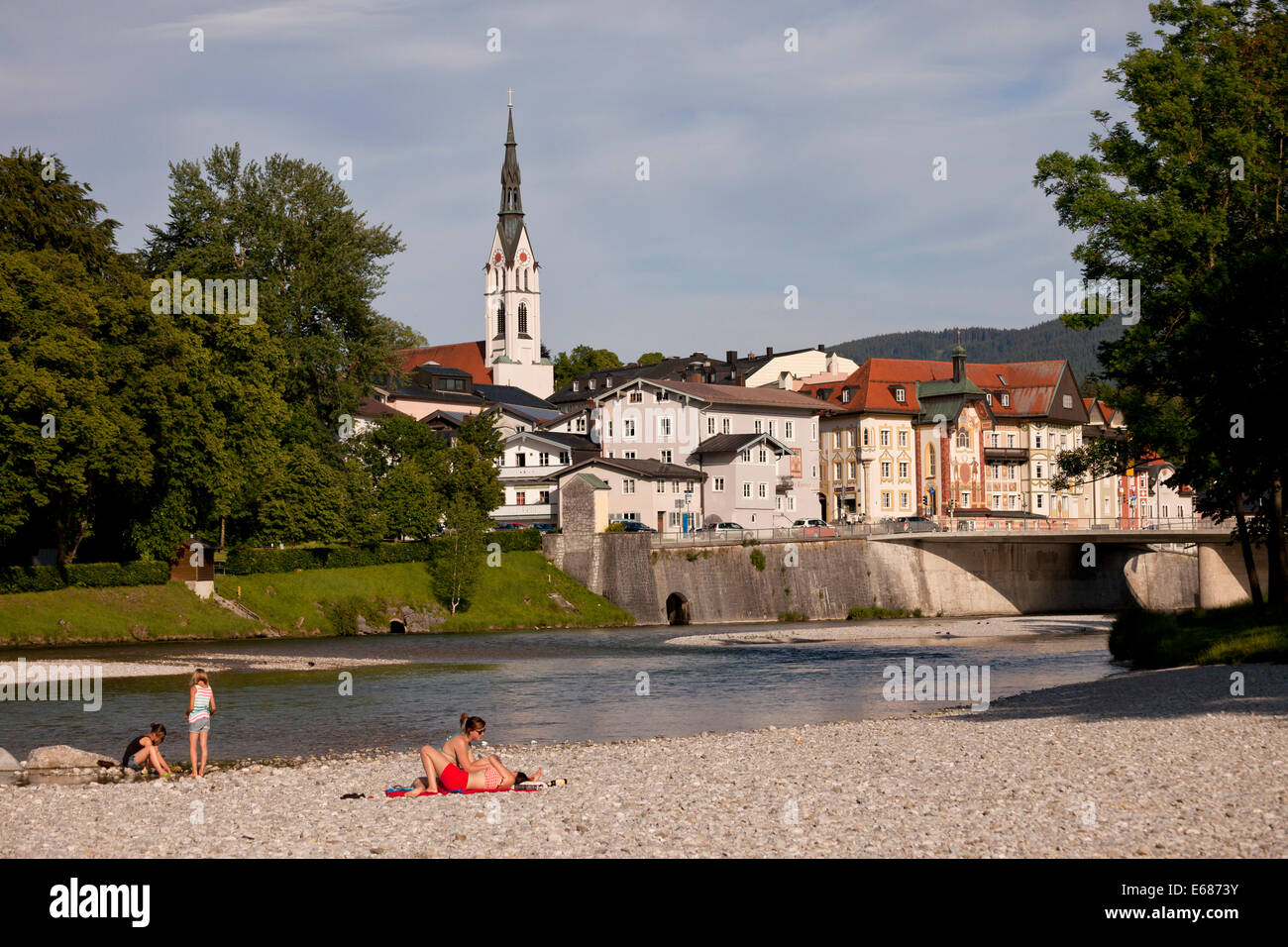 Stadt Bad Tölz mit Pfarrkirche Mariä Himmelfahrt / Mariä Himmelfahrt und dem Fluss Isar, Bayern, Deutschland, Europa Stockfoto