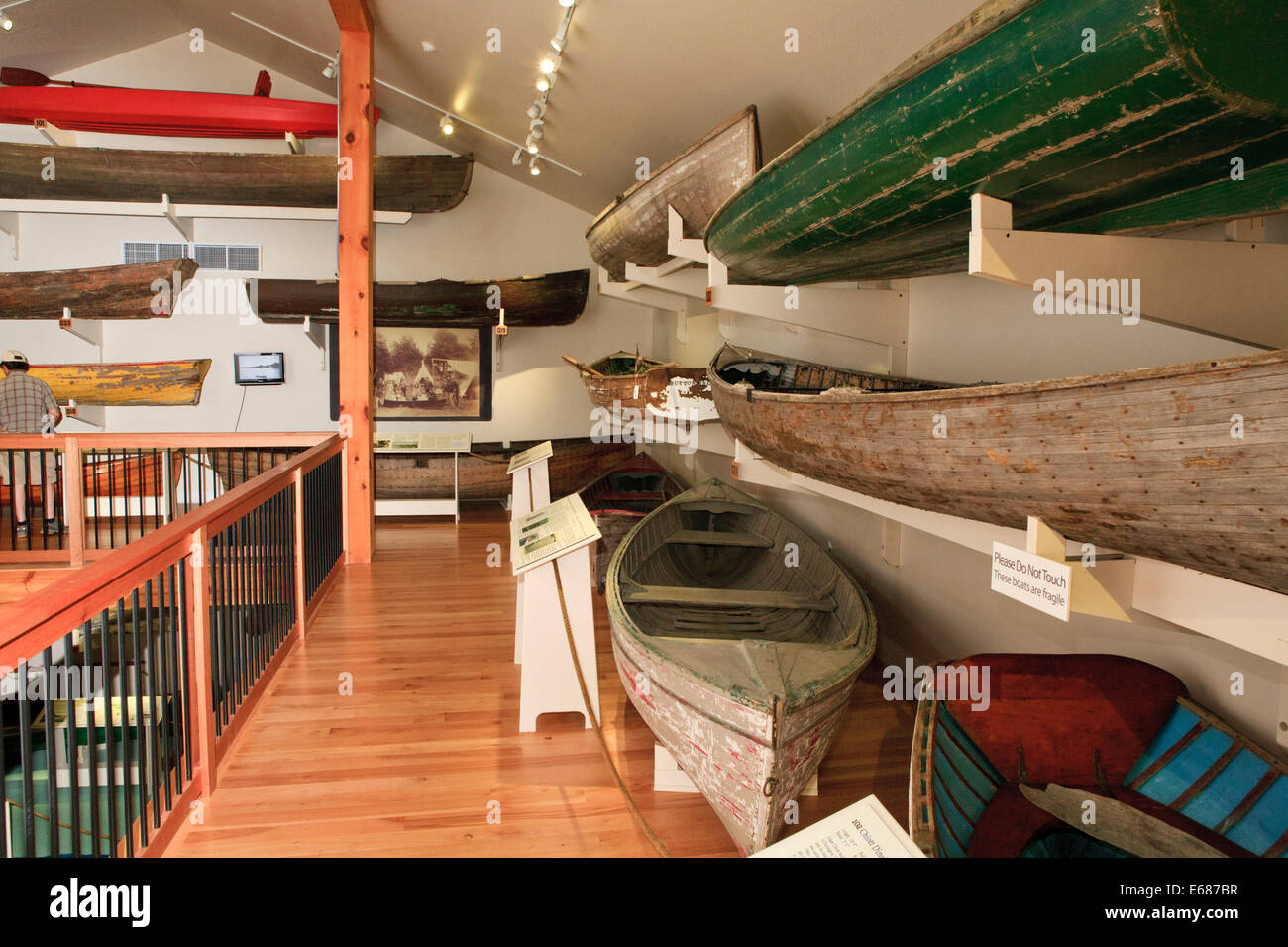 Kanus und kleine Boote auf dem Display im Lake Champlain Maritime Museum Stockfoto