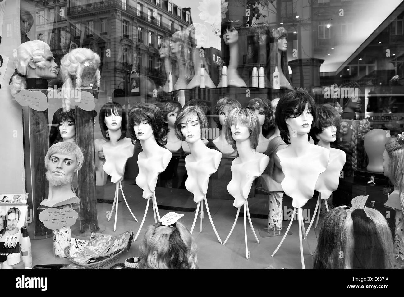 Schaufenster in Brüssel, Manniquins mit Perücken auf. Schwarz / weiß Bild. Stockfoto
