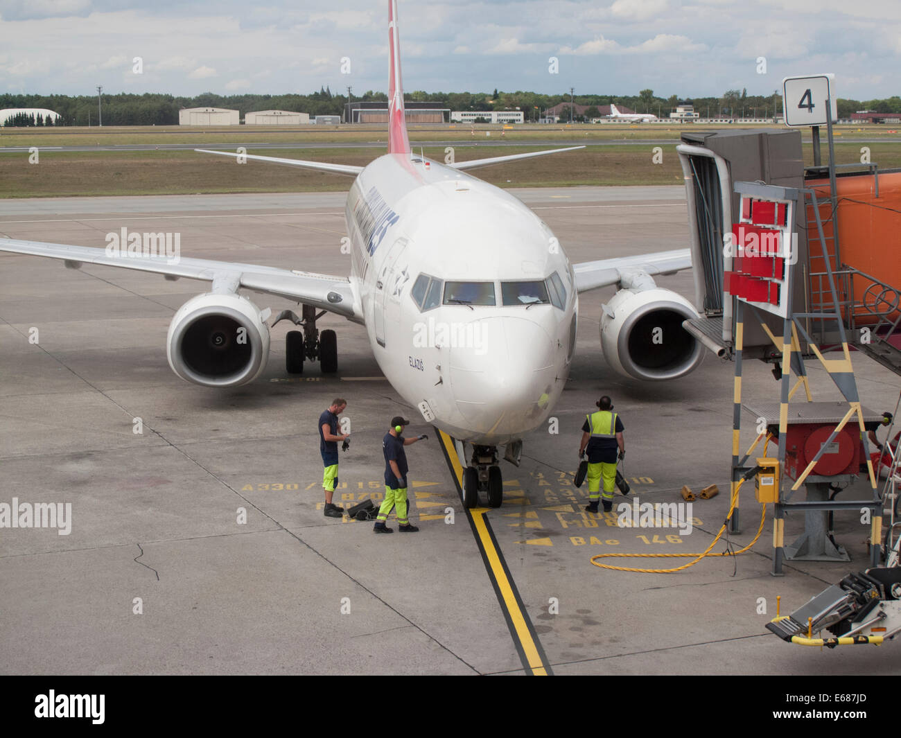Turkish Airlines Flugzeug kommt am Flughafen Berlin Tegel terminal