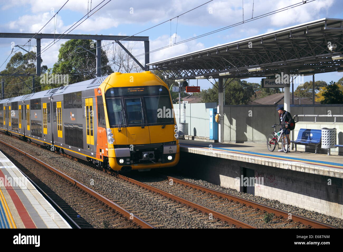Die Züge von Sydney fahren auf der East Hills Line im Südwesten von sydney, australien, an der station east Hills an Stockfoto