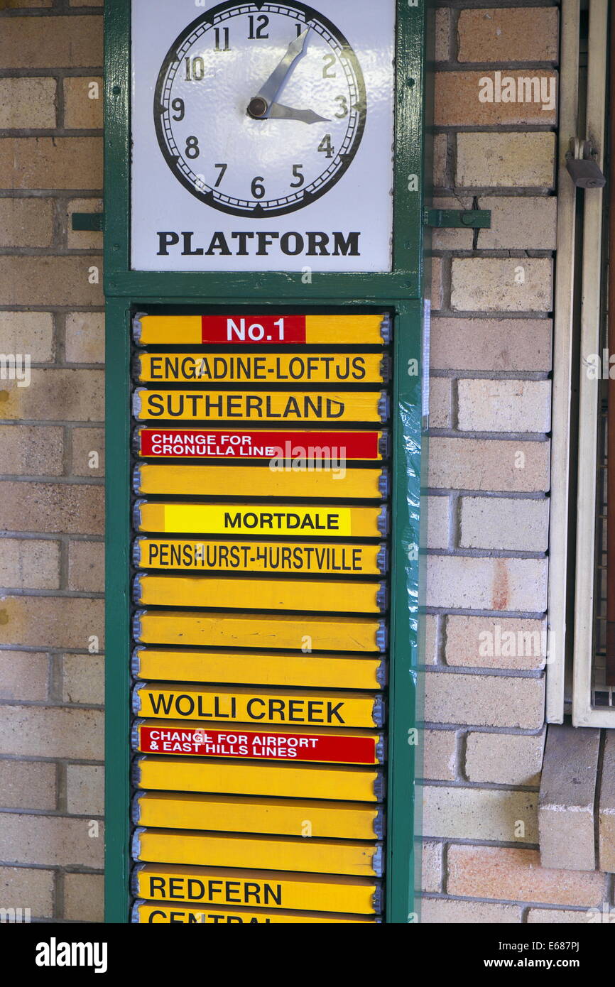 traditionelle Holz Eisenbahn Fahrplan Board bei Heathcote Bahnhof in Sydney, Australien Stockfoto