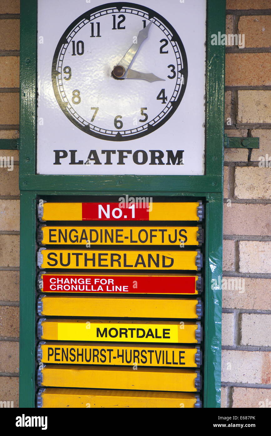 Traditionelle Holzeisenbahnfahrplan-Tafel am heathcote Bahnhof in Sydney, australien Stockfoto