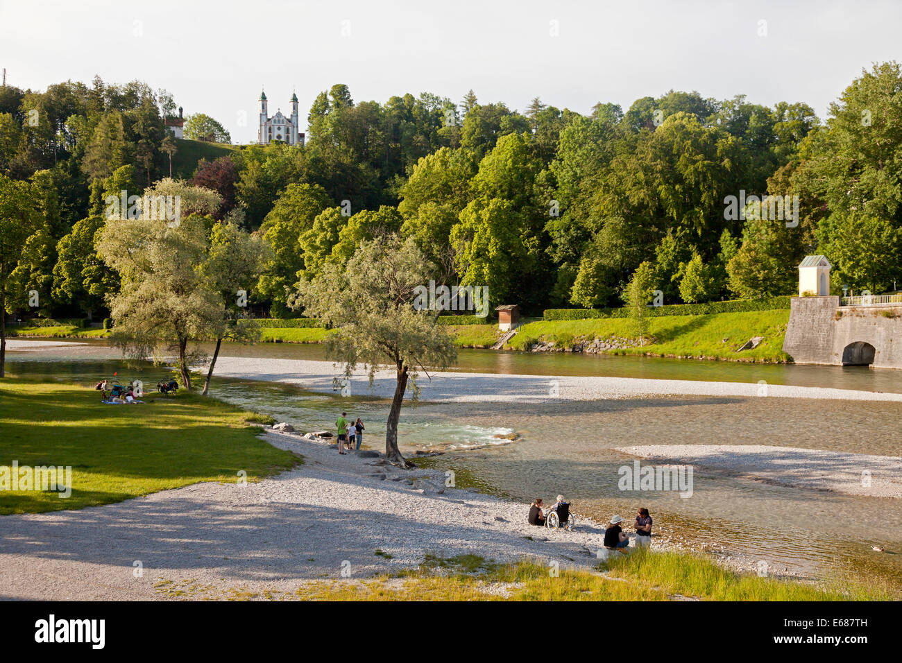 Isar Fluss und Kalvarienberg mit Kirche des Heiligen Kreuzes in Bad Tölz, Bayern, Deutschland, Europa Stockfoto