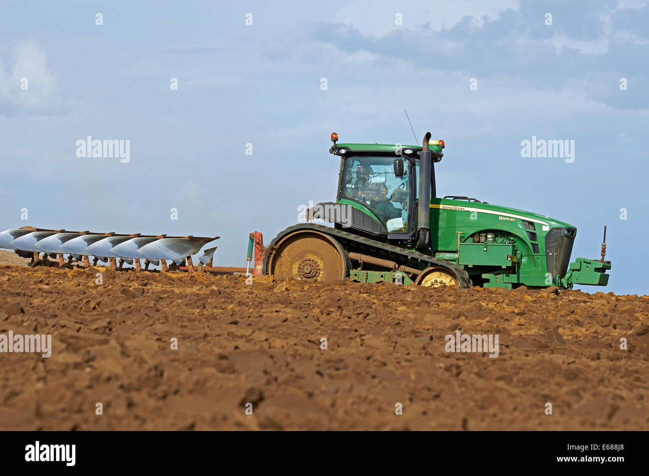John Deere 8345RT Traktor Pflügen Stockfoto