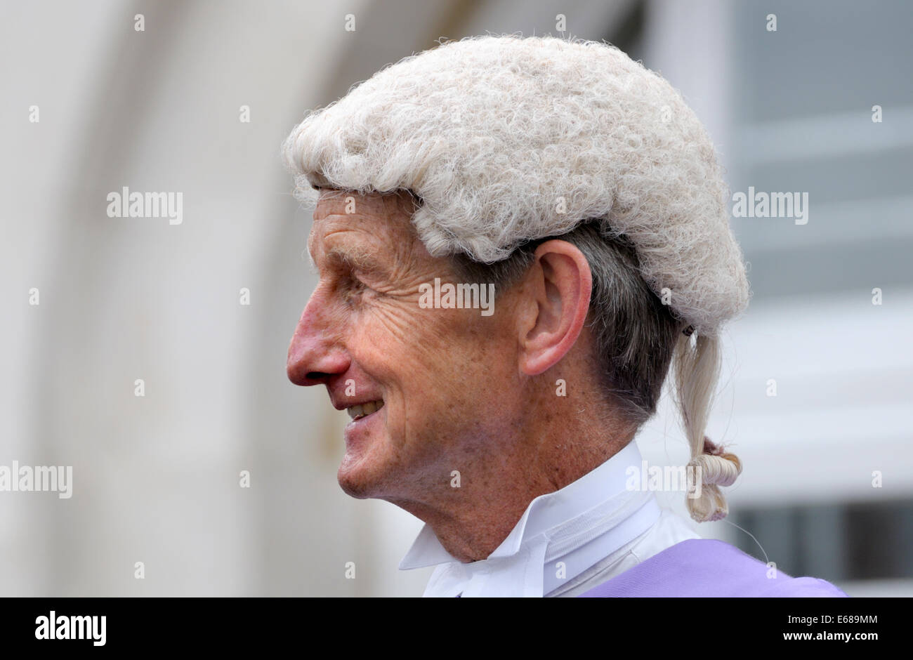 Richter (Jeremy Carey) bei einem Civic Day Parade zu Ehren die Wahl des neuen Bürgermeister von Maidstone Stockfoto