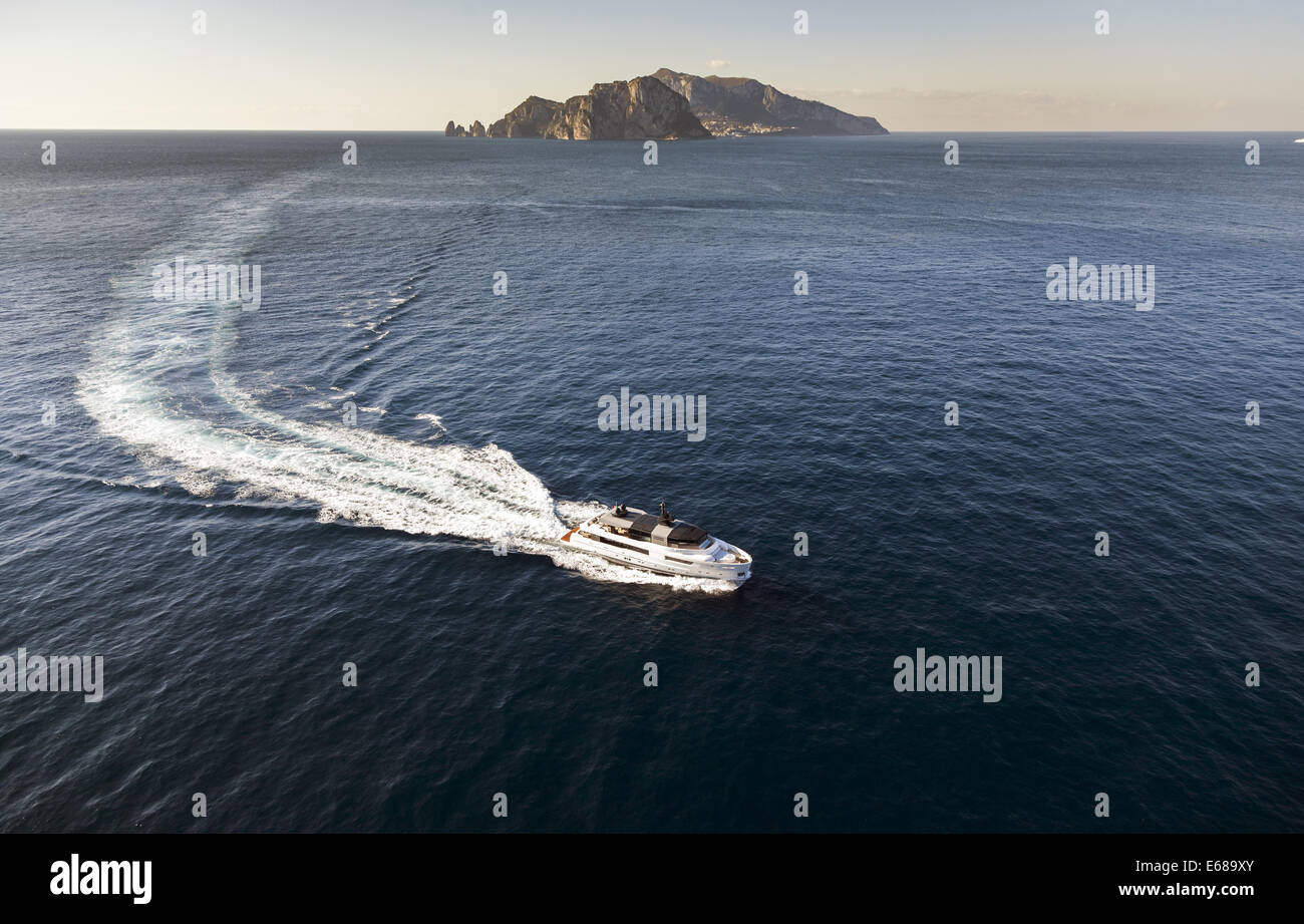 Luxus-Yacht in der Navigationsansicht Antenne Stockfoto