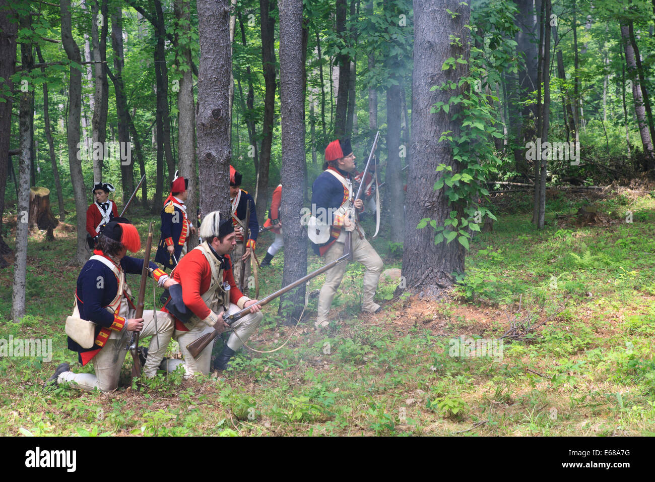 Reenactors Darstellung der britischen Armeesoldaten aus dem amerikanischen Unabhängigkeitskrieg. Stockfoto