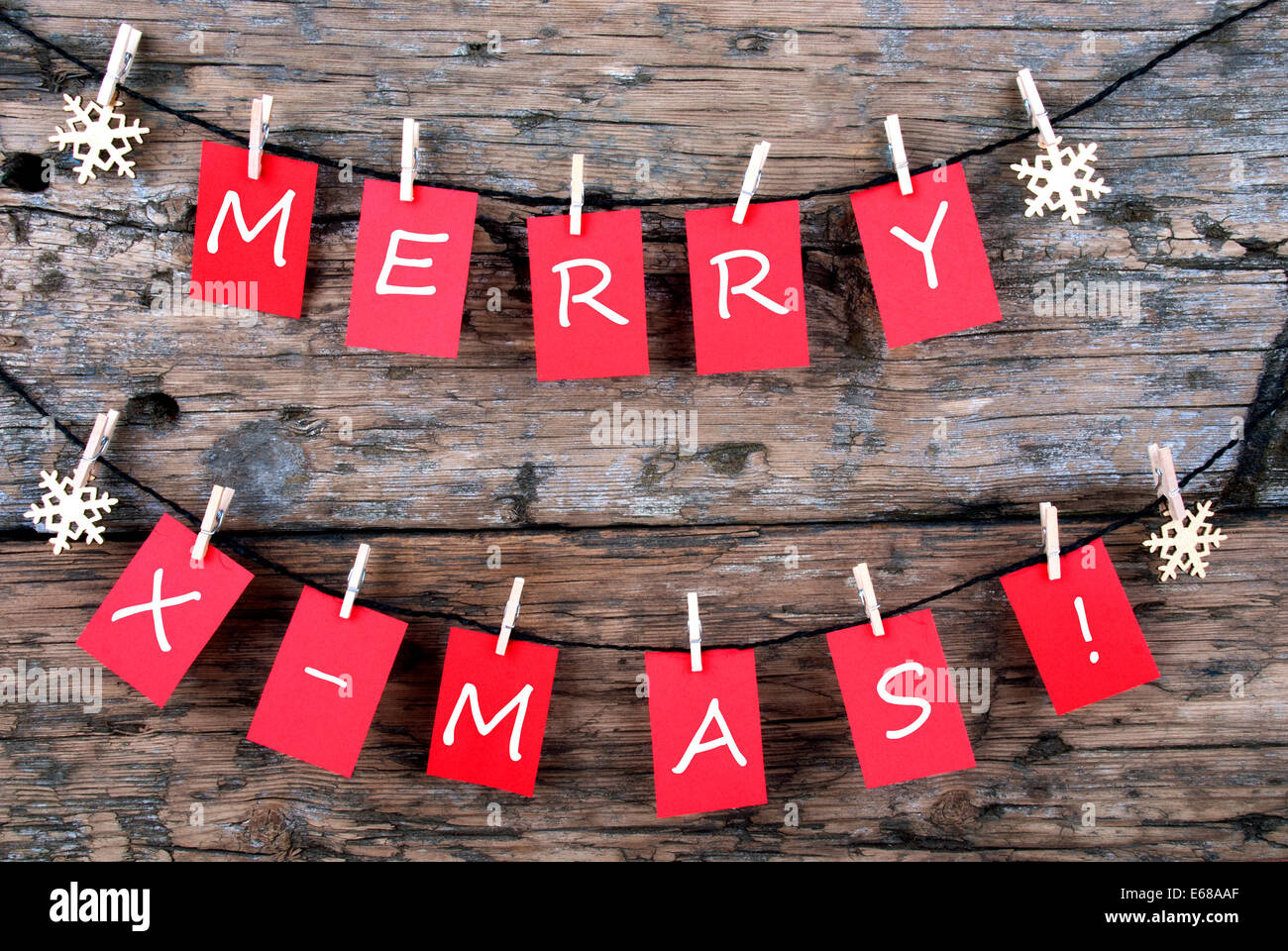 Red Tags hängen auf einer Linie mit den Worten Merry x-mas drauf, Weihnachten Hintergrund Stockfoto