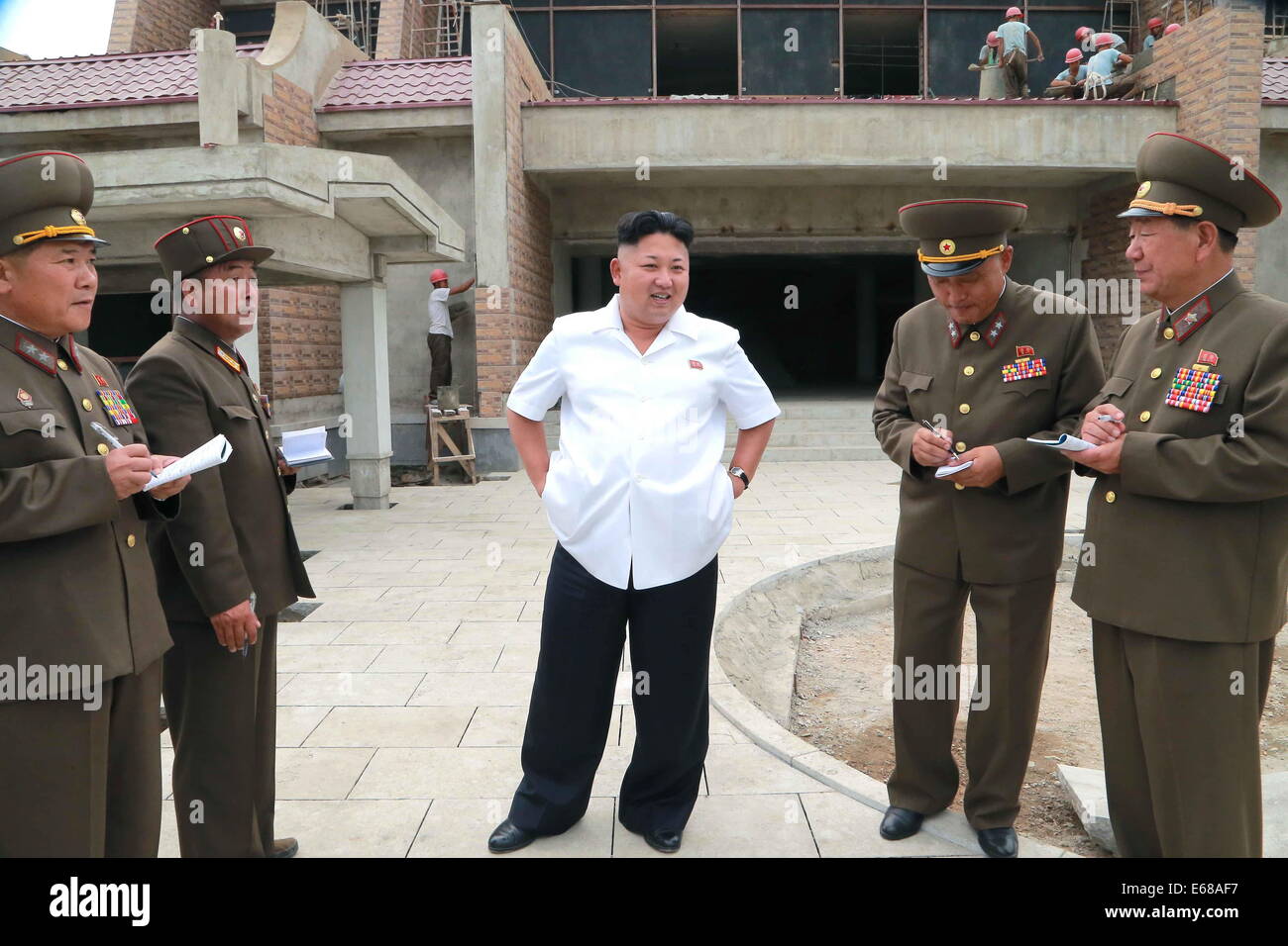 Pyongyang. 18. August 2014. Das Foto zur Verfügung gestellt von Korean Central News Agency (KCNA) am 18. August 2014 zeigt oberste Führer der Demokratischen Volksrepublik Korea (DVRK) Kim Jong Un (C)-Ort-Anleitung zur Baustelle des Yonphung Erholungsheim für Wissenschaftler in Pjöngjang, Nordkorea geben. Umrundung des Generals Service-Center, Erholungsheim Gebäude und andere Orte, lernte er im Detail über den Bau. Bildnachweis: Xinhua/Alamy Live-Nachrichten Stockfoto