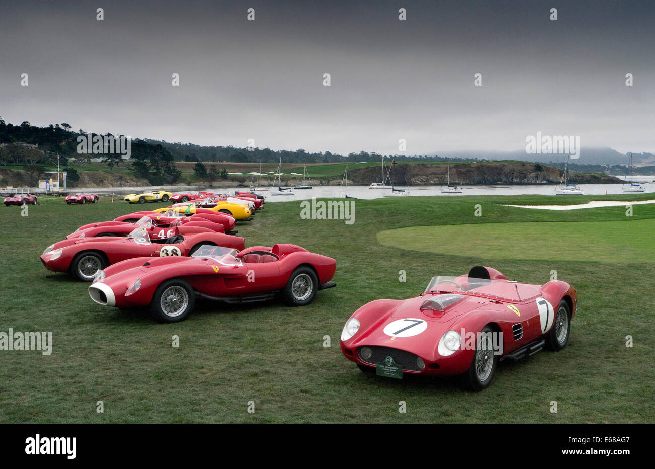 California, USA. 17. August 2014. Gruppe von Ferrari Testa Rossa Sport Rennwagen aus den 50er und 60er Jahren versammelten sich auf dem Display an 2014 Pebble Beach Concours. Bildnachweis: Martyn Goddard/Alamy Live-Nachrichten Stockfoto
