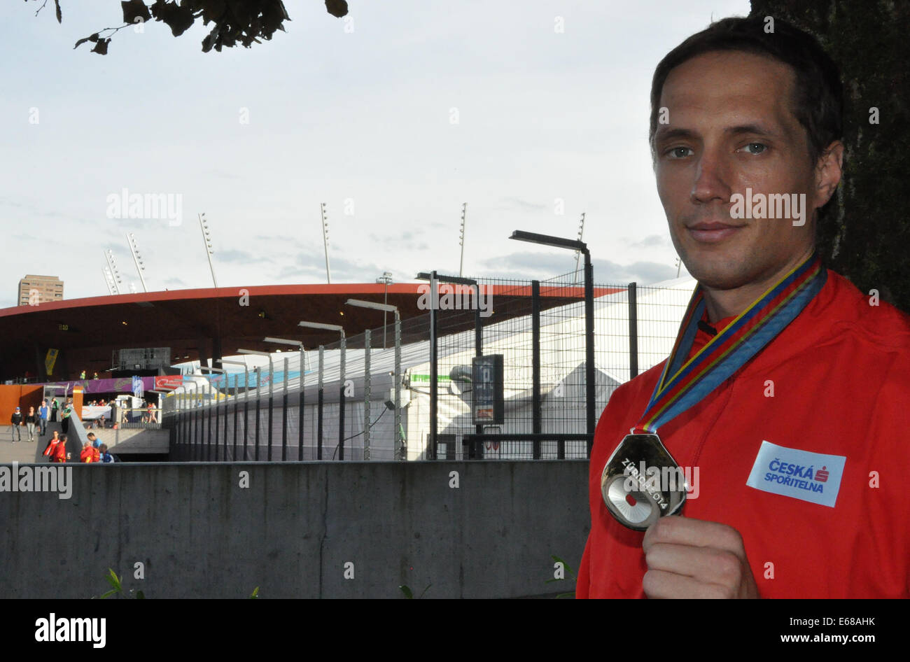 Zürich, Schweiz. 17. August 2014. Tschechische Republik Vitezslav Vesely hält seine Silbermedaille im Speerwurf der Männer nach der Leichtathletik-Europameisterschaft in Zürich, Schweiz, 17. August 2014. Bildnachweis: Tibor Alfoldi/CTK Foto/Alamy Live-Nachrichten Stockfoto