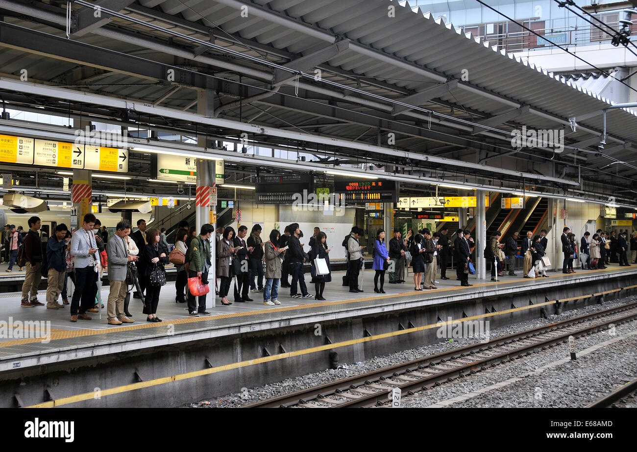 Menschenmenge wartete Bahnhof Shinjuku Bahnhof Tokyo Japan Stockfoto