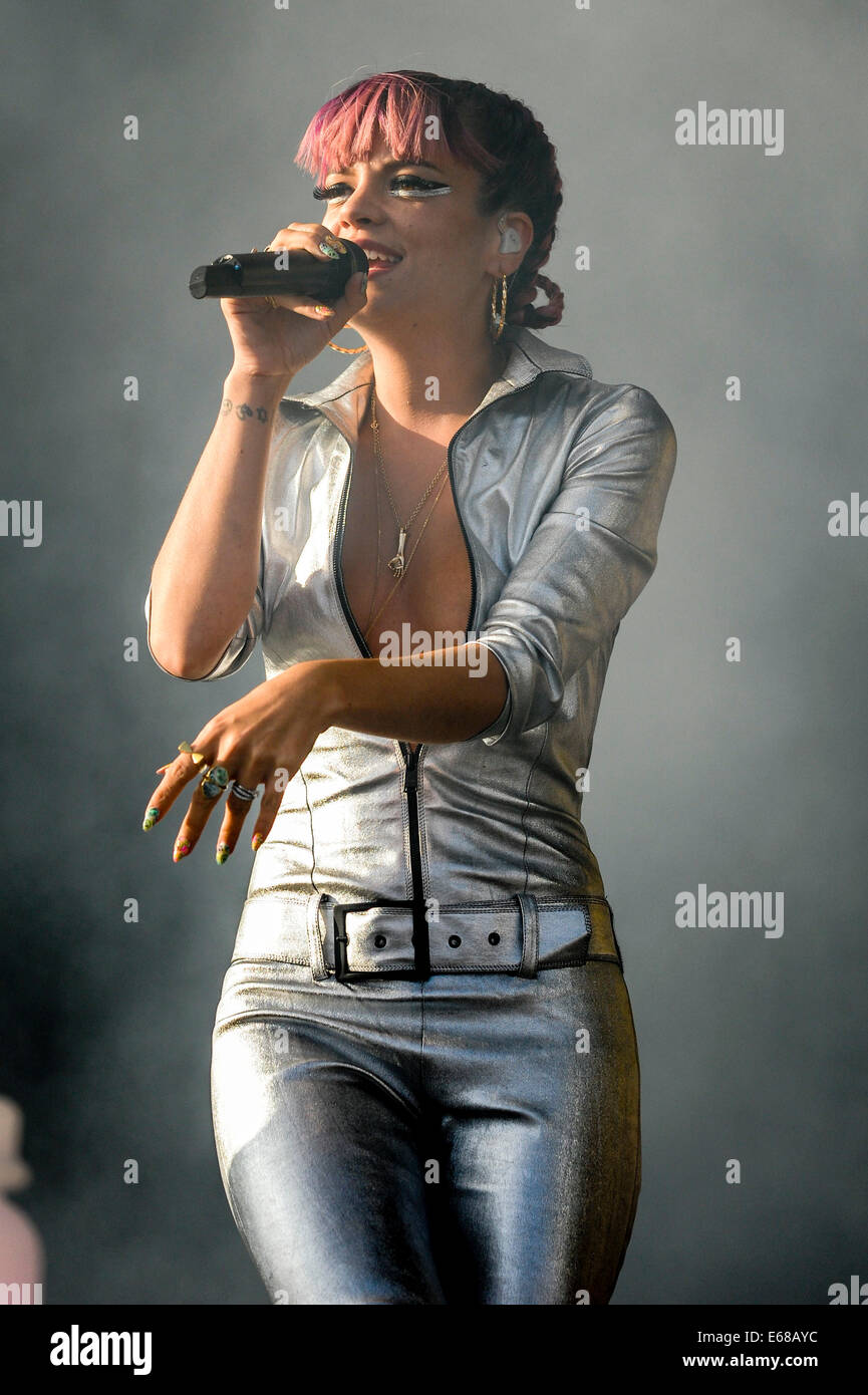 Lily Allen spielt V Festival Hylands Park auf 17.08.2014, Chelmsford.  Personen im Bild: Lily Allen, Lily Rose Beatrice Cooper.   Bild von Julie Edwards Stockfoto