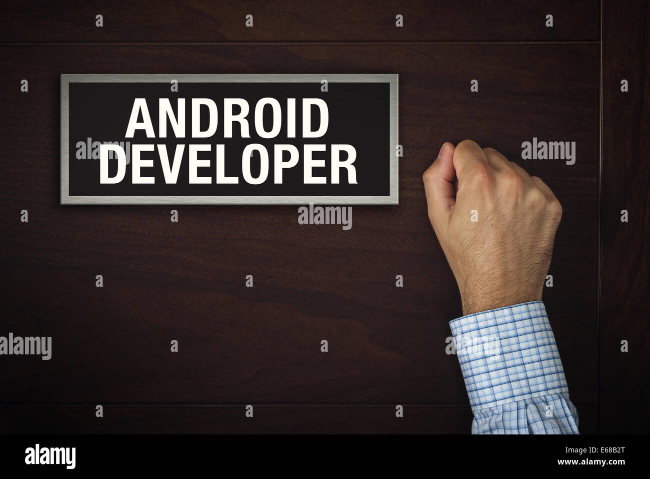 Geschäftsmann, klopfen an die Tür eines Android-Entwickler auf der Suche nach einem Computer-Programmierer-Service. Stockfoto