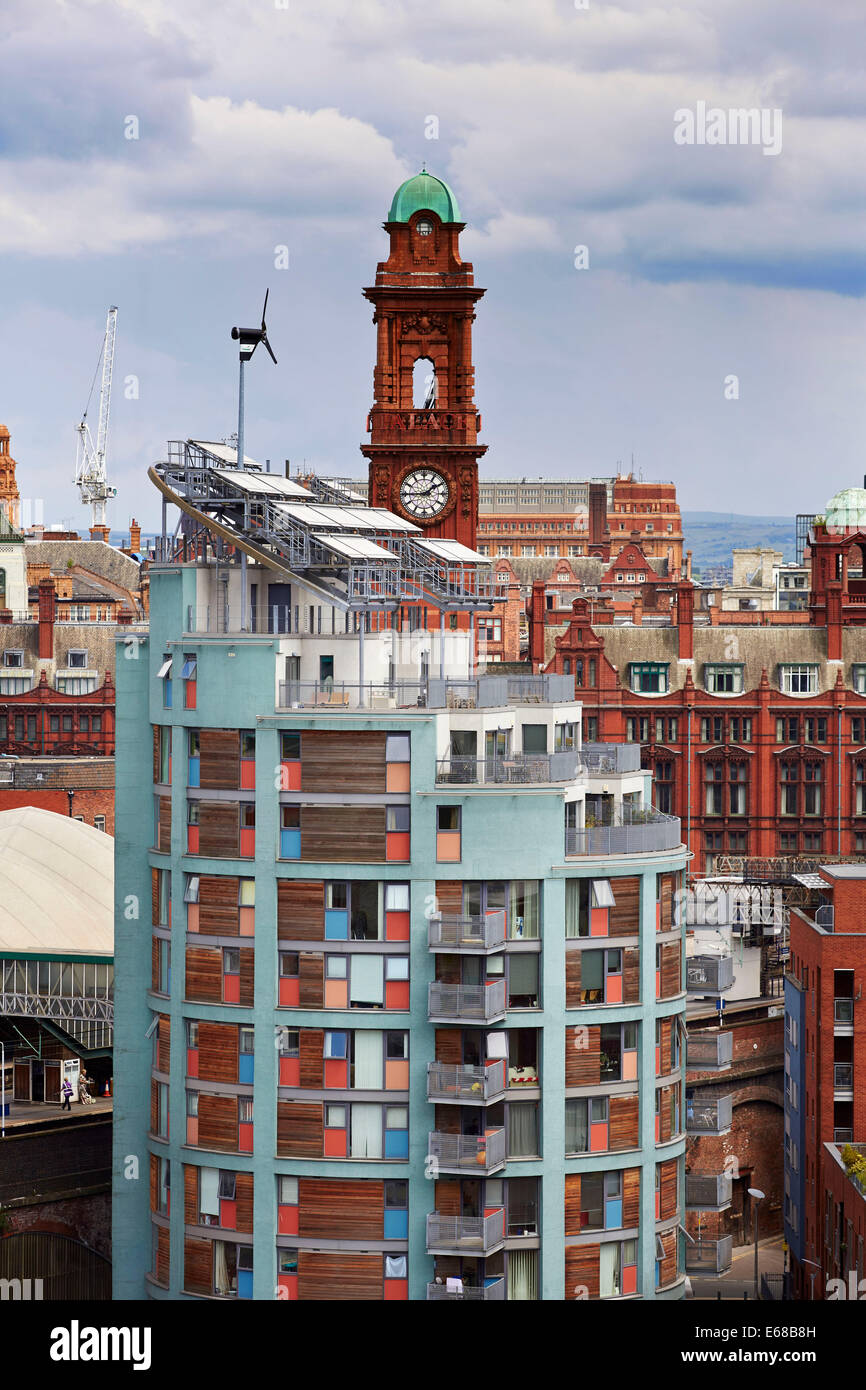 Manchester-Blick auf eine zylindrische Struktur namens Green Building wurde entwickelt, um den Wärmeverlust zu verringern und hat ein Windrad auf Dach Stockfoto