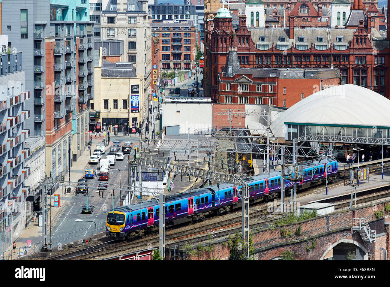 Blick über Manchester Dächer in Oxford Road Bahnhof, eine erste Tagessatz kreuzt Whitworth Street Stockfoto