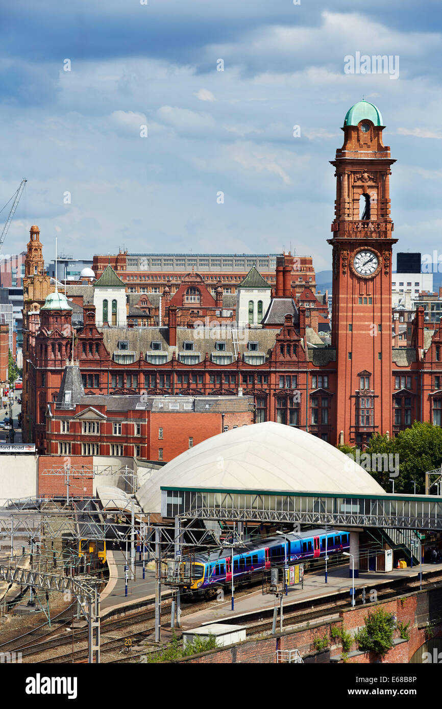 Blick über Manchester Dächer in Oxford Road Bahnhof, umrahmt von Palace Hotel. Stockfoto