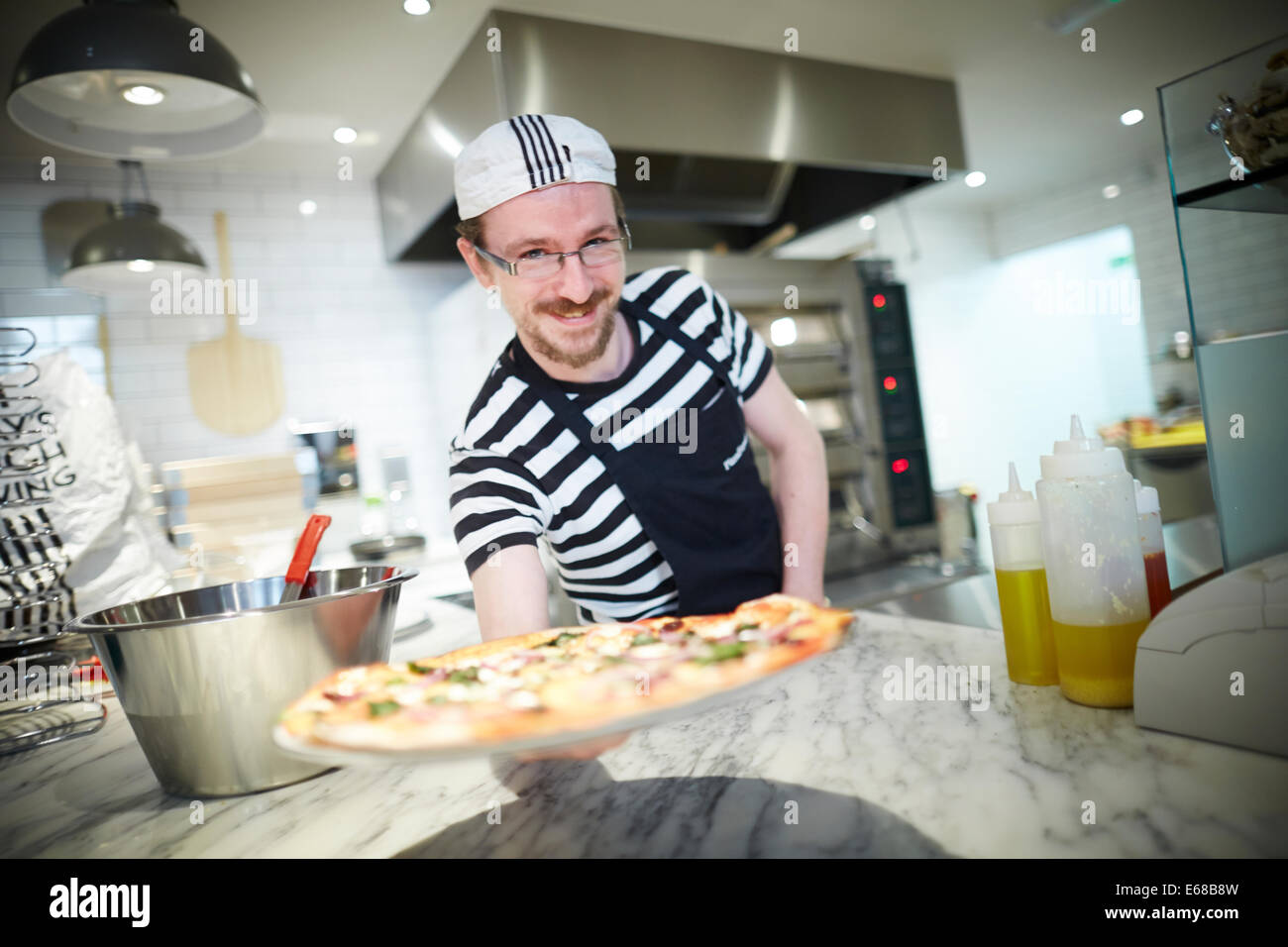Pizza Express Restaurant auf King Street in Manchester UK Head Chef macht die erste pizza