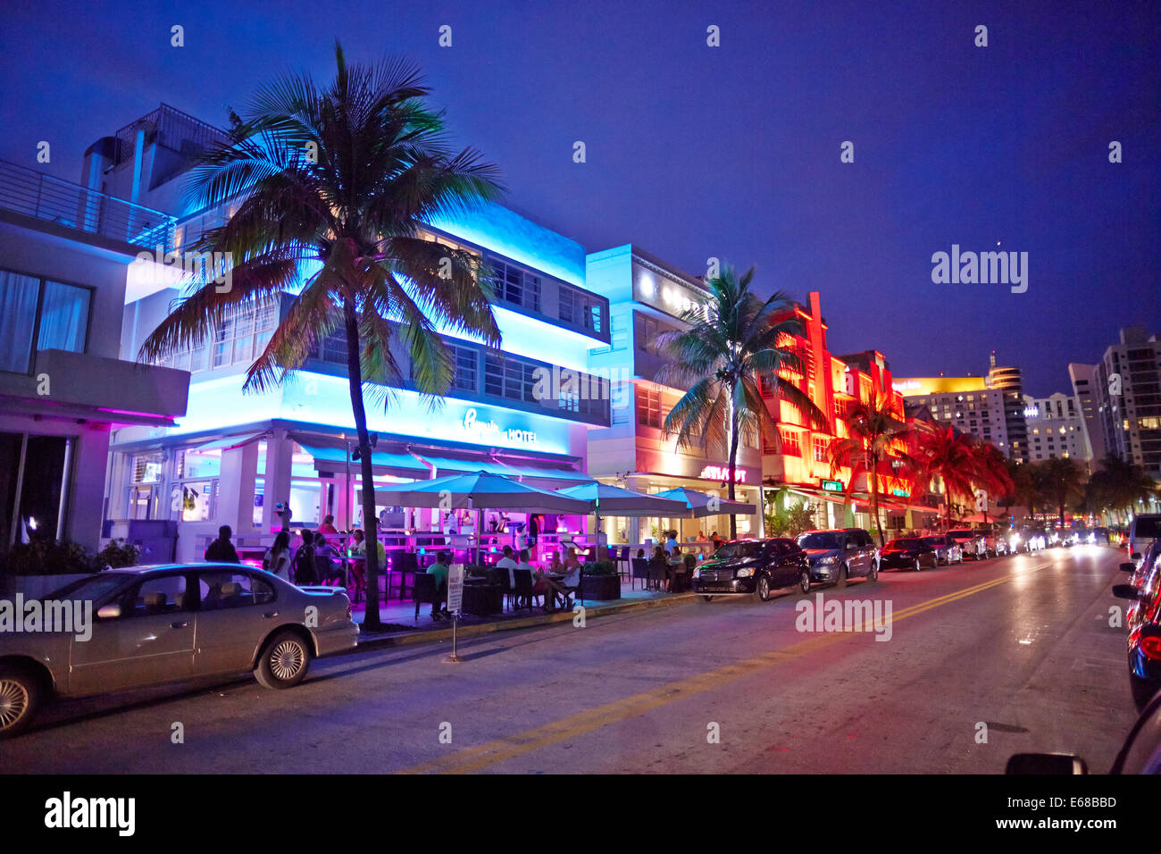Art-Déco-Hotels und Restaurants Leuchten im Abendlicht am Ocean Drive in Miami, Florida USA Stockfoto