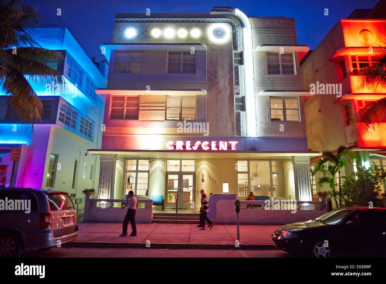 Art-Déco-Hotels und Restaurants Leuchten im Abendlicht am Ocean Drive in Miami, Florida USA Stockfoto