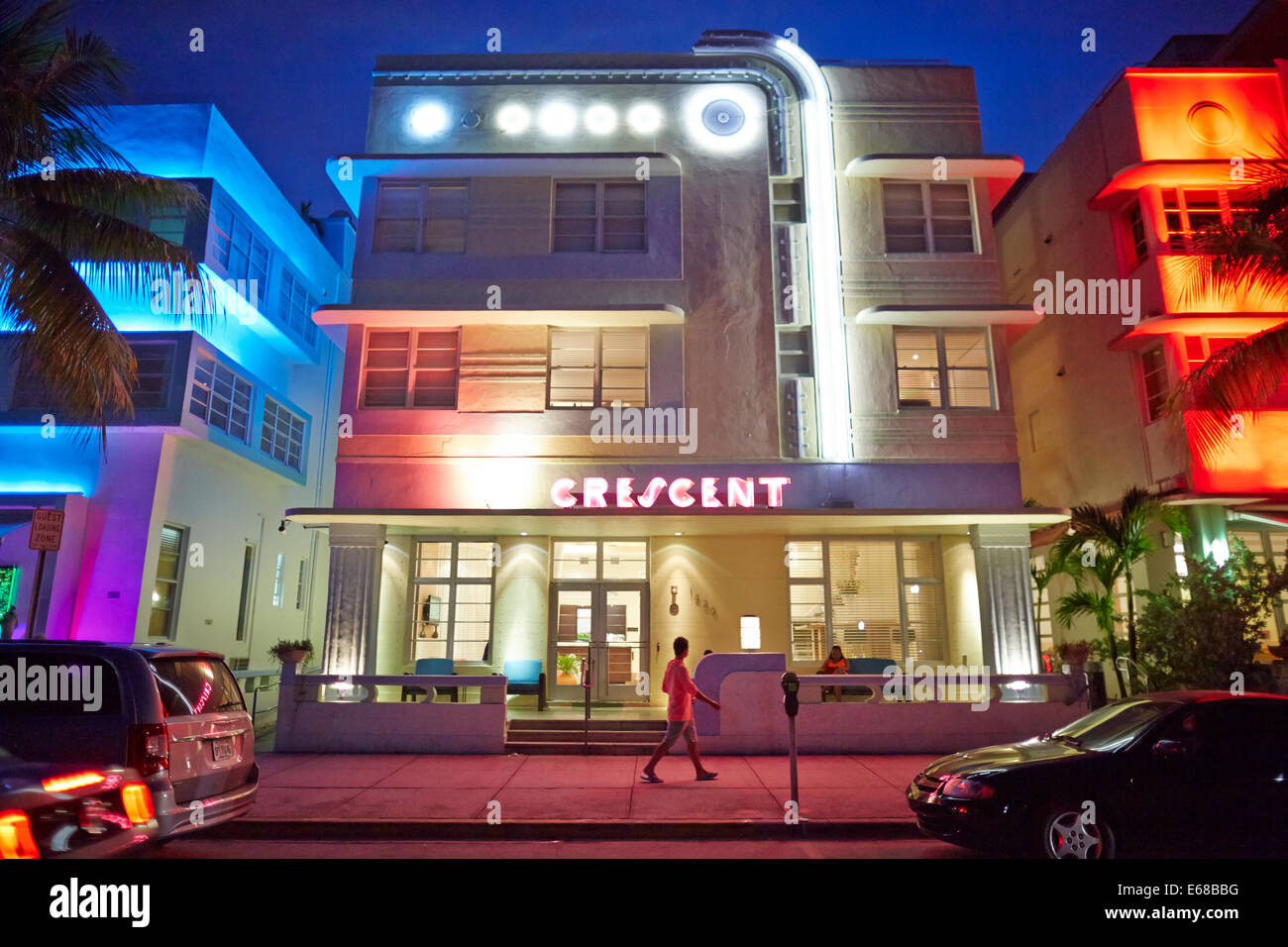 Art-Déco-Hotels und Restaurants Leuchten im Abendlicht am Ocean Drive in Miami, Florida USA Stockfoto
