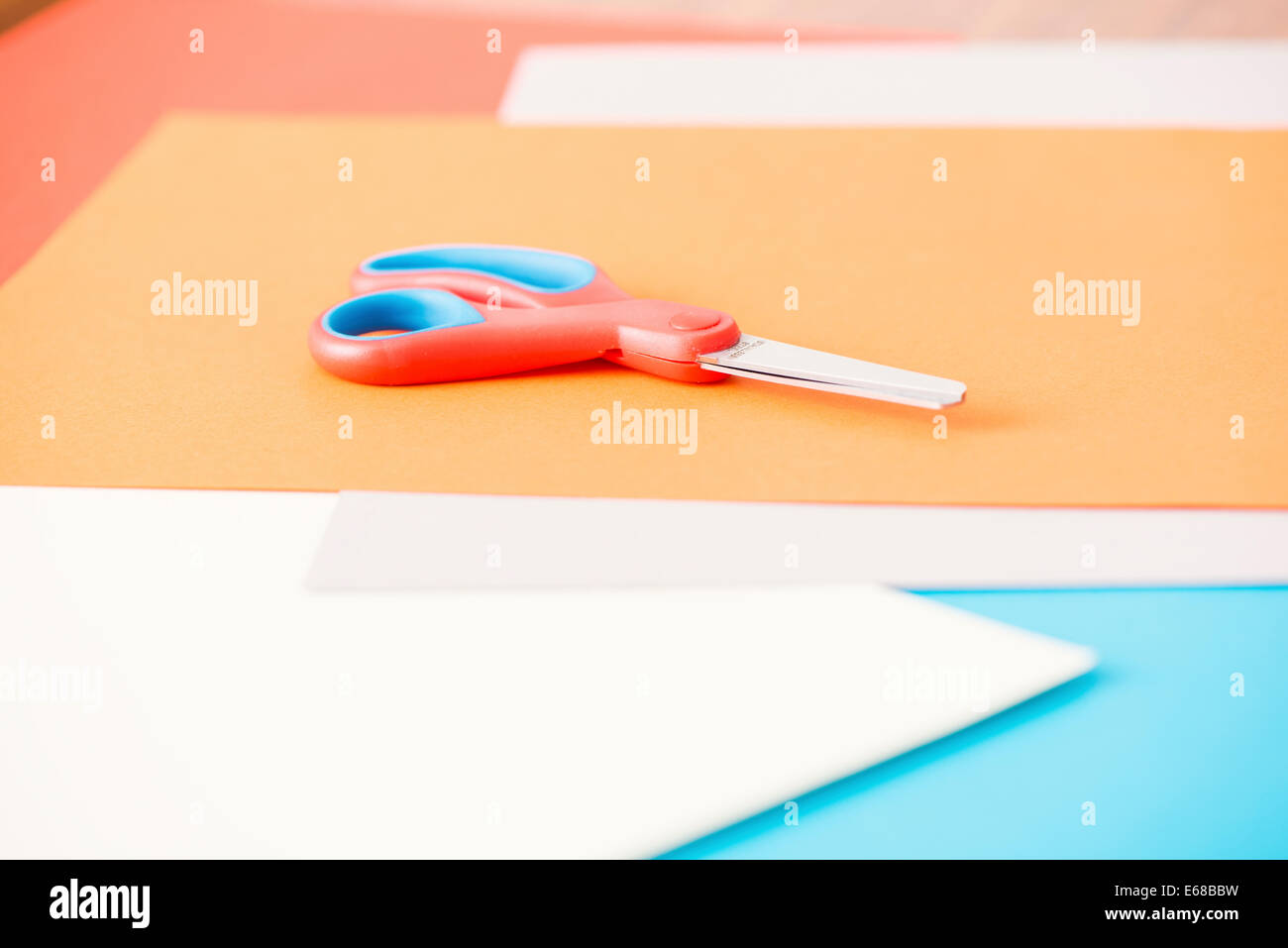 Schere und Papiere in verschiedenen Farben Stockfoto