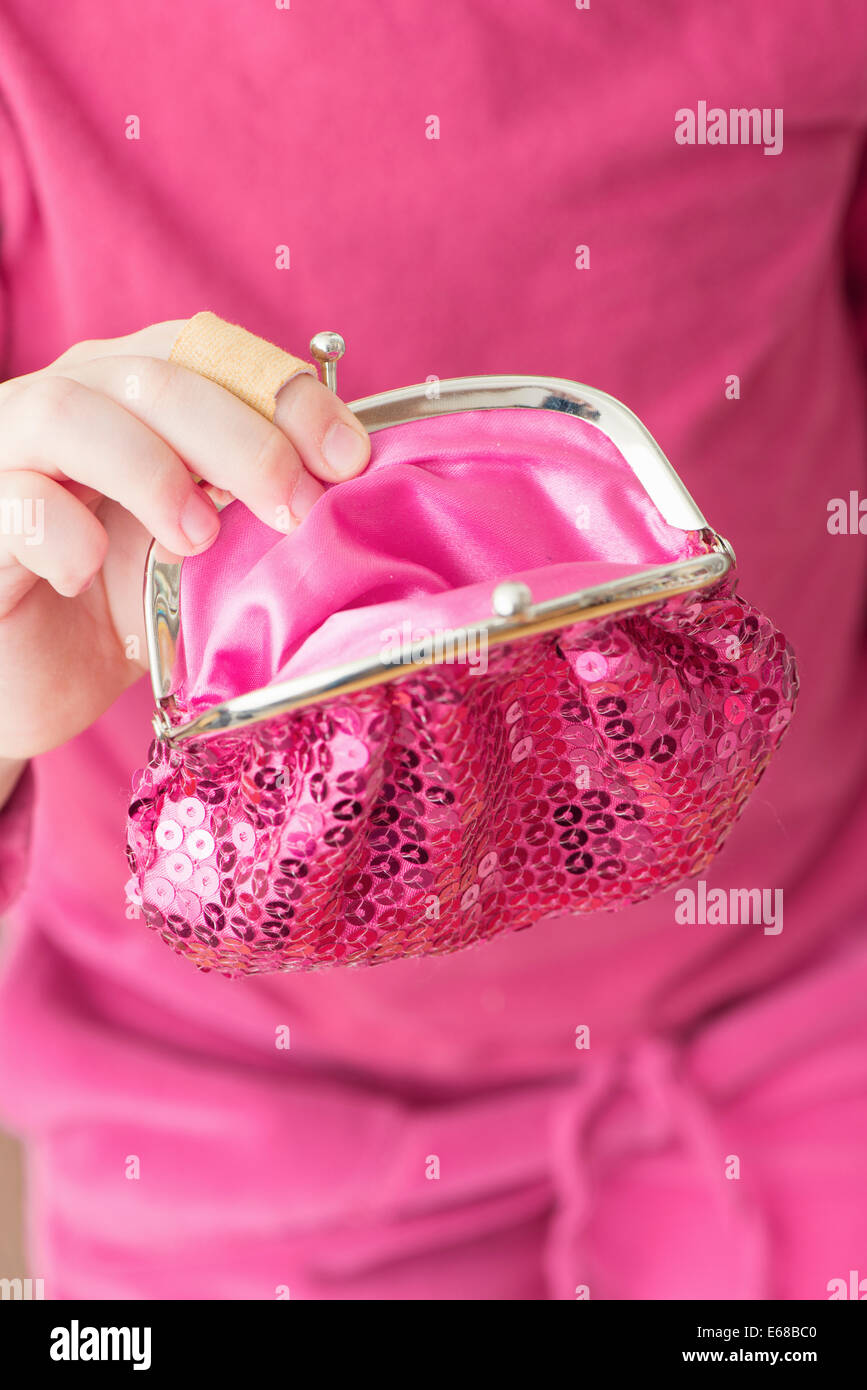 Hand von kleinen Mädchen mit rosa ändern Geldbörse Stockfoto