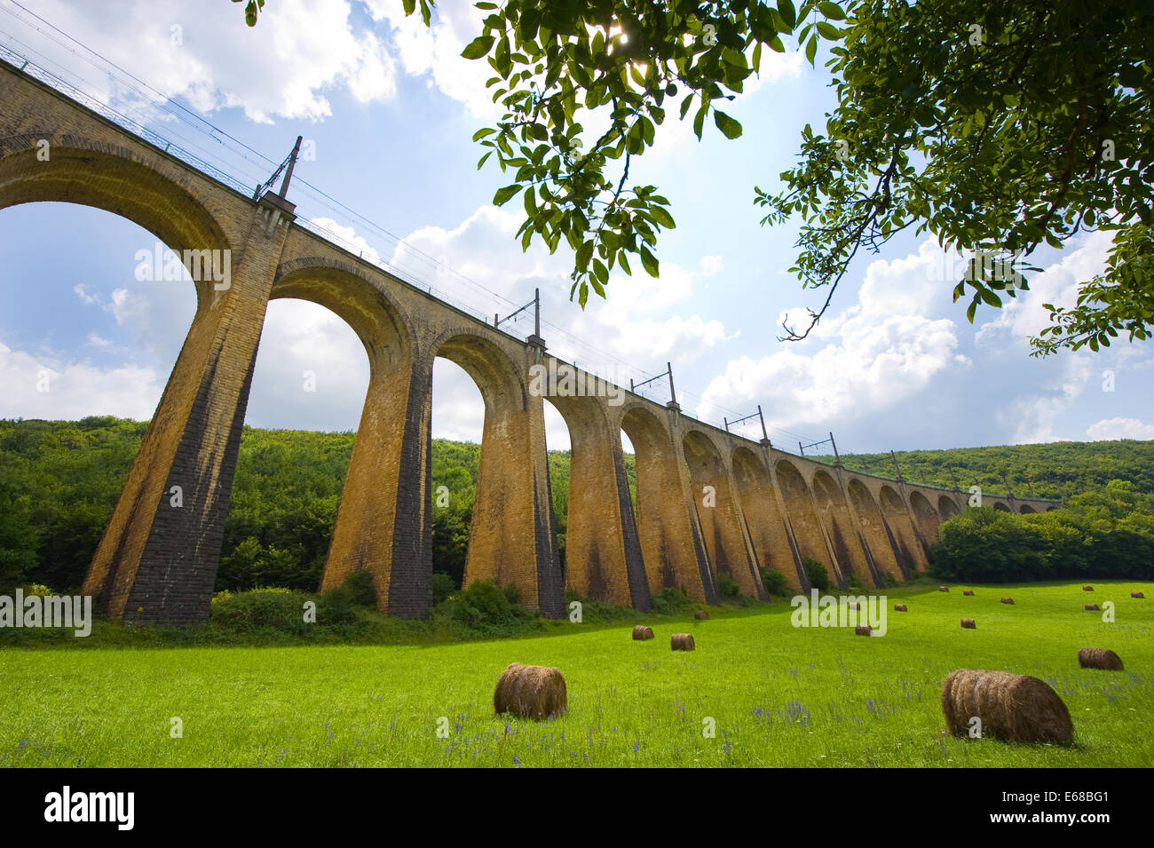 Eisenbahnviadukt in der Nähe des Dorfes Souillac im Stadtteil Dordogne in Frankreich Stockfoto