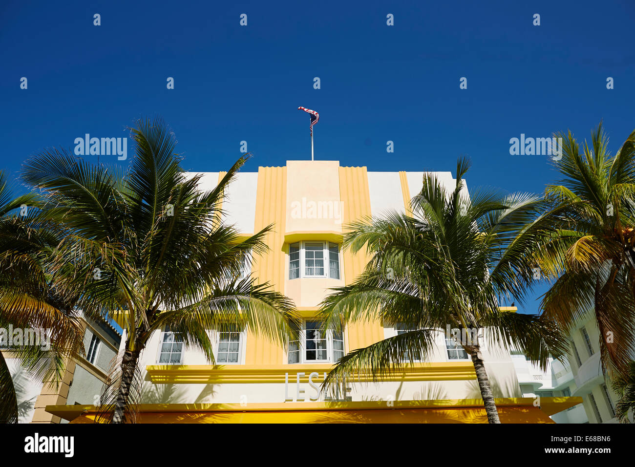 Ocean Drive South Beach Miami in Florida USA, Leslie eine gelbe Art deco-Restaurant und Hotel unter der Flagge Stockfoto