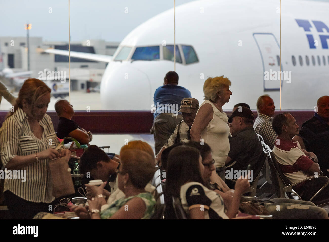Miami International Airport MIA Miami-Dade County, Florida, USA abgebildet Passagiere beobachten Transaero Airlines Beoing 777 t Stockfoto