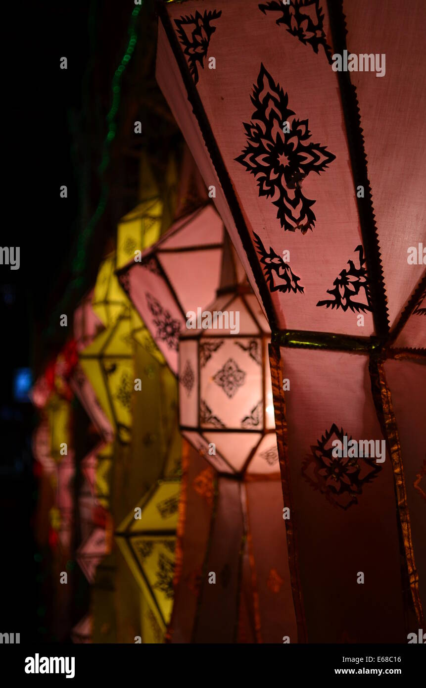 Thai Feuer Laternen in der Nacht Hintergrund Stockfotografie - Alamy