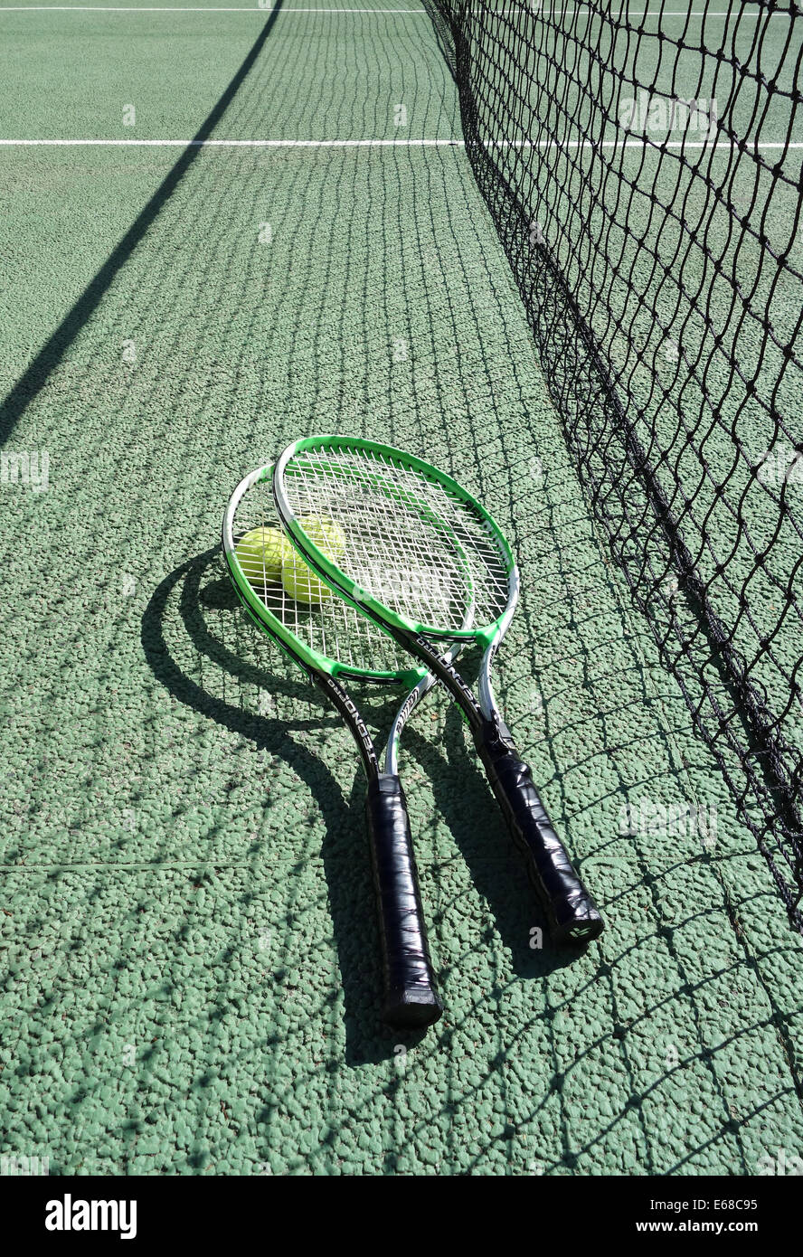 Tennis, Tennisschläger und Bällen auf einem Tennisplatz zeigt net. Tennis Stockfoto