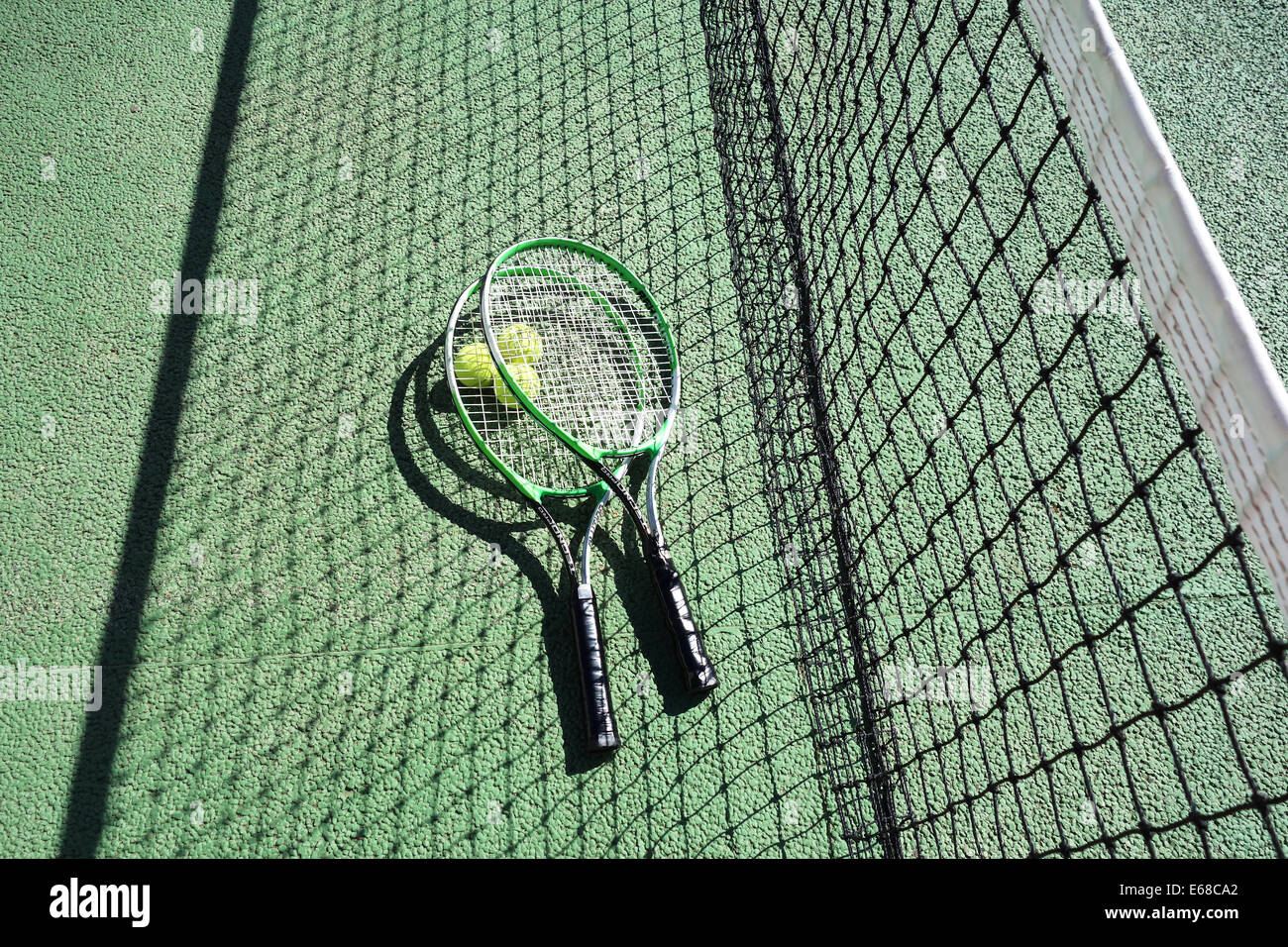 Tennis, Tennisschläger und Bällen auf einem Tennisplatz zeigt net. Tennis Stockfoto