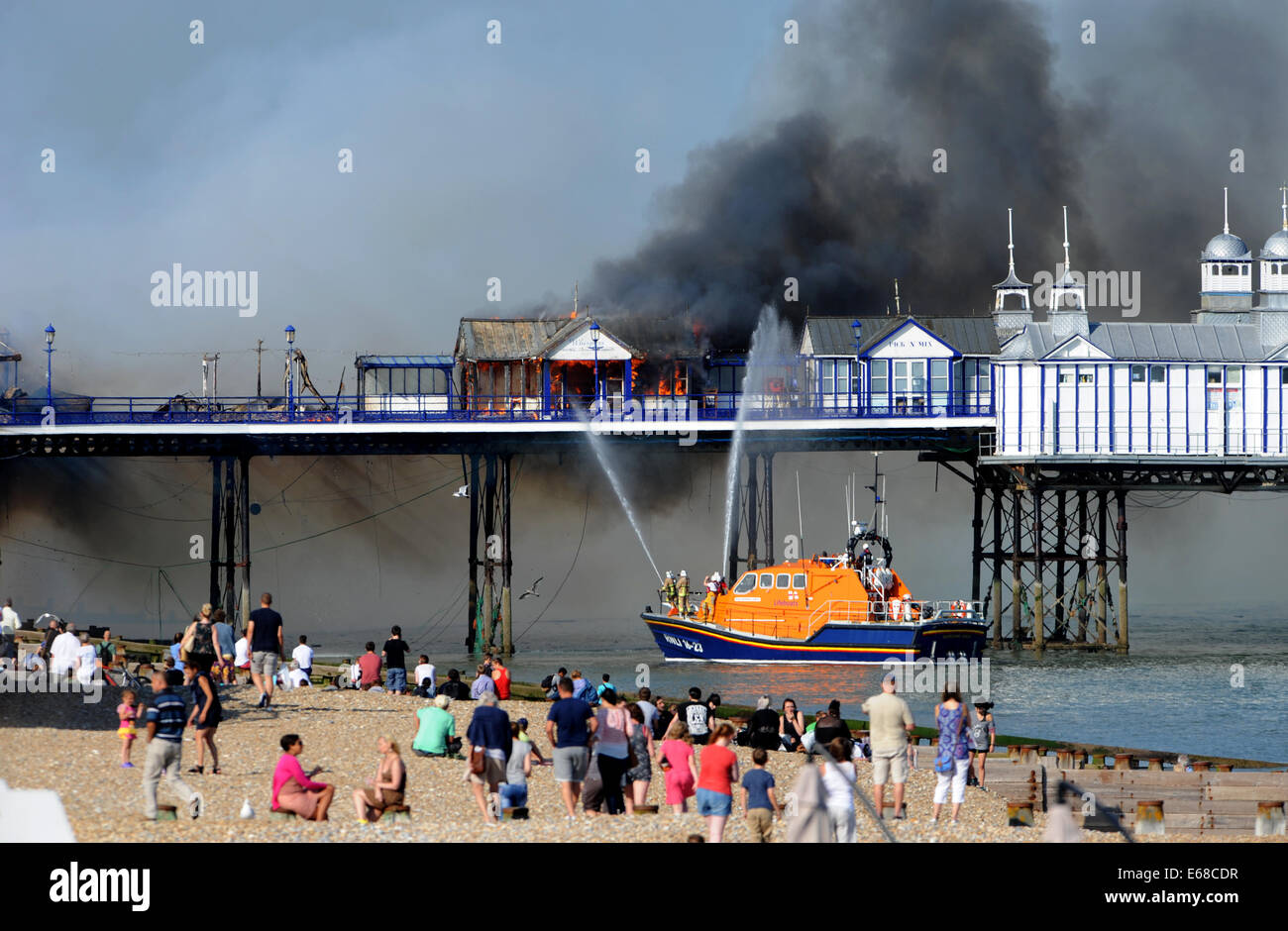 Eastbourne Pier am Feuer, das Feuer begann in der Spielhalle an der Front und als verdächtig behandelt wird. Stockfoto