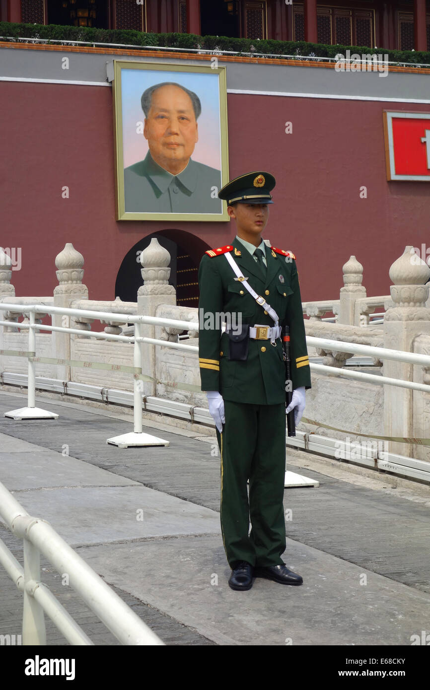 Verbotene Stadt, Porträt des Vorsitzenden Mao mit Soldat, Verbotene Stadt, Peking, Volksrepublik China, Asien Stockfoto