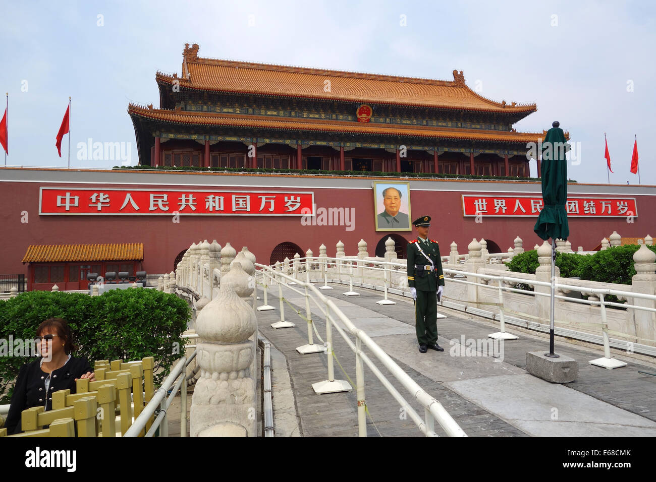 Verbotene Stadt, Porträt des Vorsitzenden Mao mit Soldat, Verbotene Stadt, Peking, Volksrepublik China, Asien Stockfoto