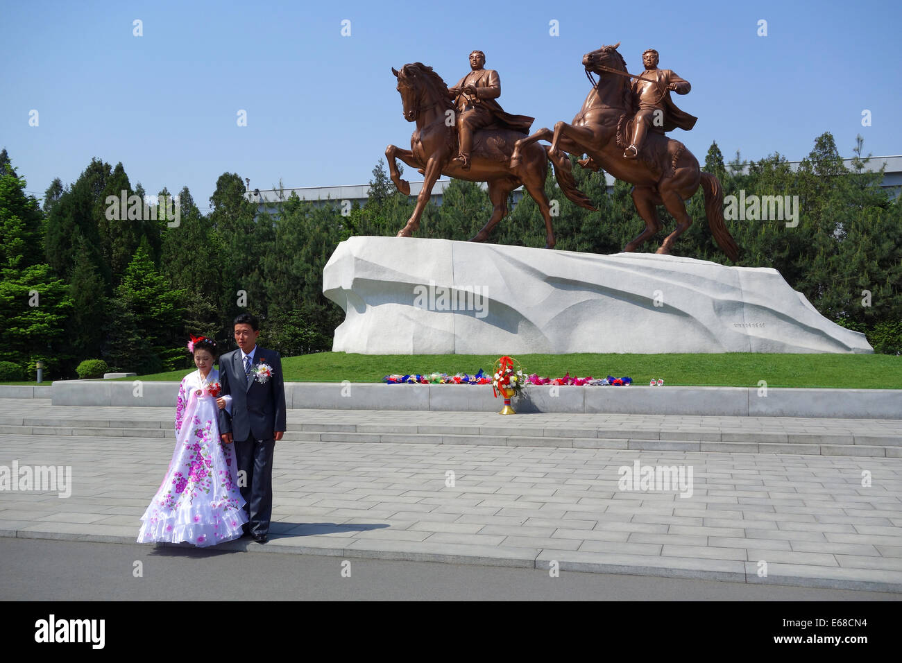 Braut und Bräutigam vor der Statue der große Führer Kim Il Sung und Kim Jong Il, Pyongyang, Nordkorea Stockfoto