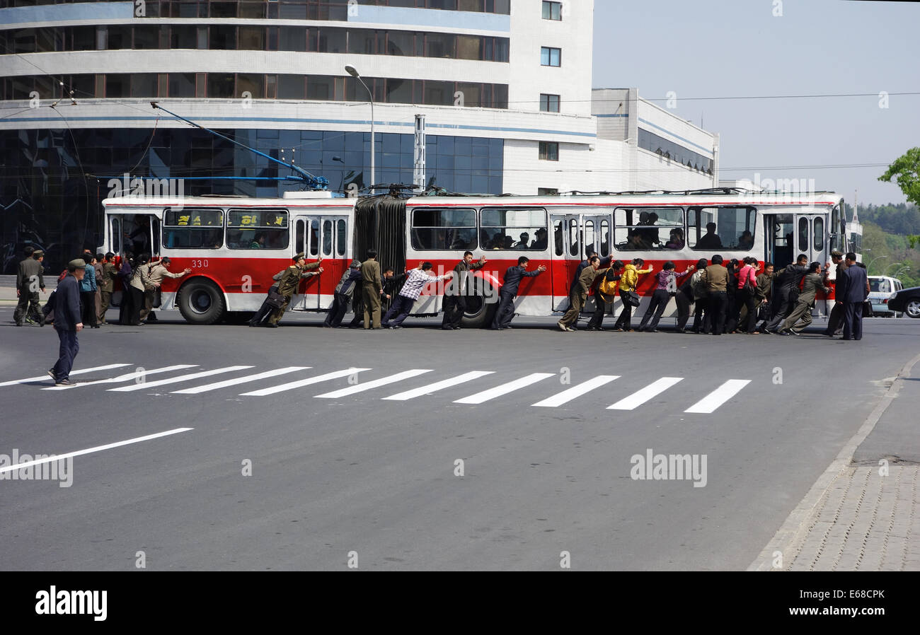 Passagiere schieben ihre eigenen aufgeschlüsselt Bus in Pyongyang, Nordkorea Stockfoto