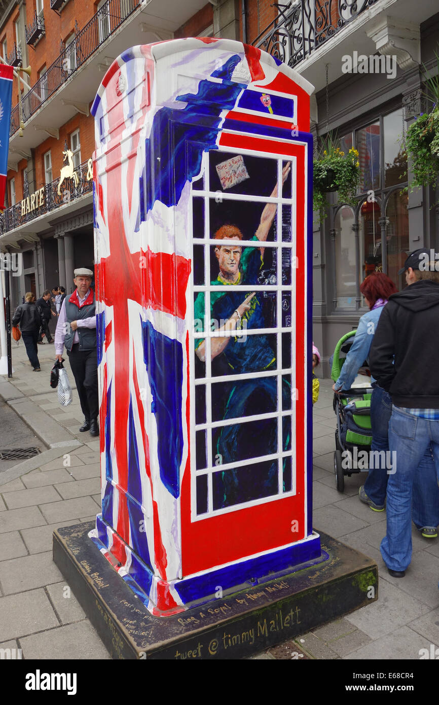 'Ring eine königliche' Telefonzelle von Timmy Mallett in Windsor, Berkshire, UK Stockfoto