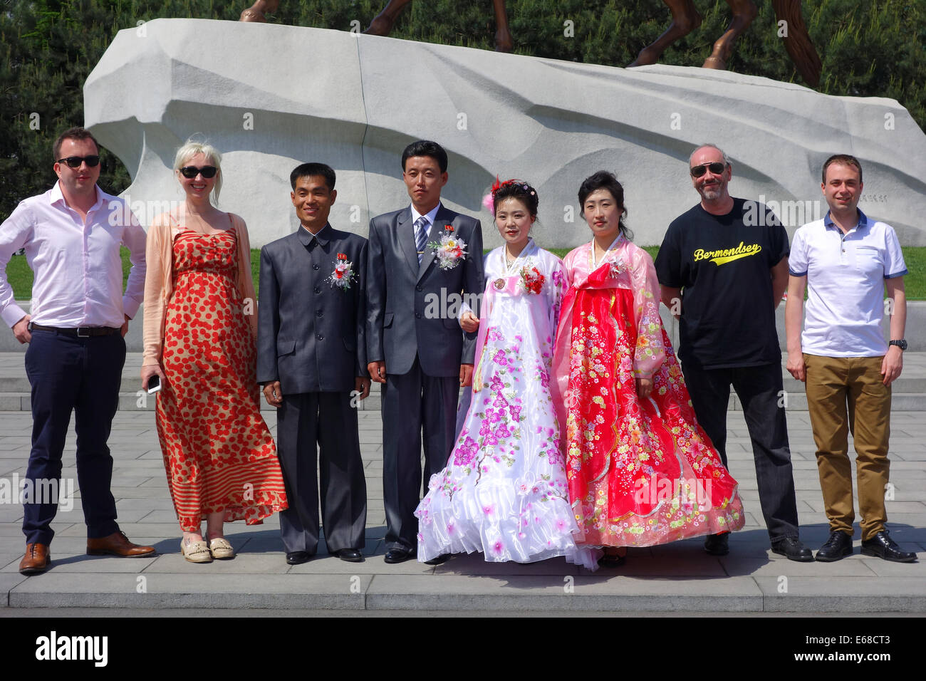 Touristen-Pose mit einer Hochzeit Gruppe, Pyongyang, Nordkorea Stockfoto