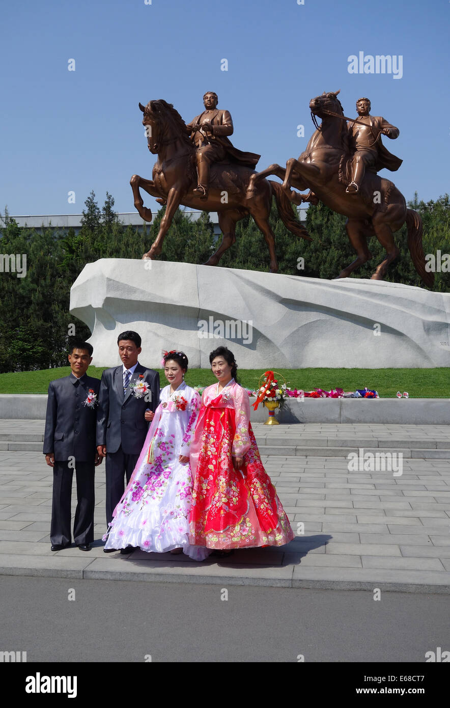 Brautpaar, Braut und Bräutigam vor der Statue der große Führer Kim Il Sung und Kim Jong Il, Pyongyang, Nordkorea Stockfoto