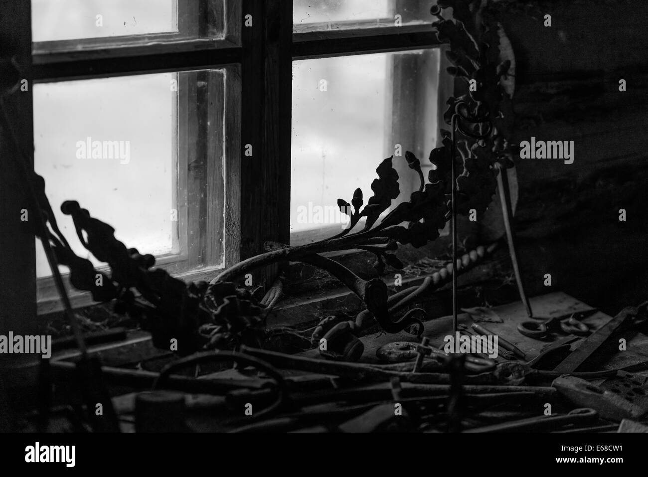 Rusty Schmiedeprodukte auf das Fenster im Landhaus Stockfoto