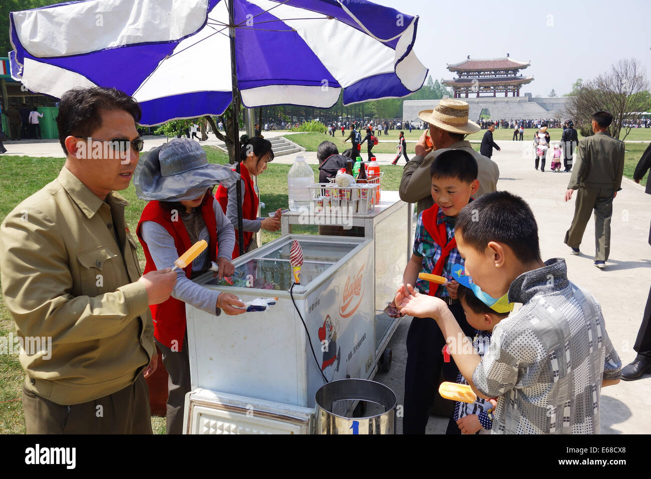 Nordkorea, Eis-Verkäufer im nordkoreanischen Freizeitpark in Nordkorea Stockfoto