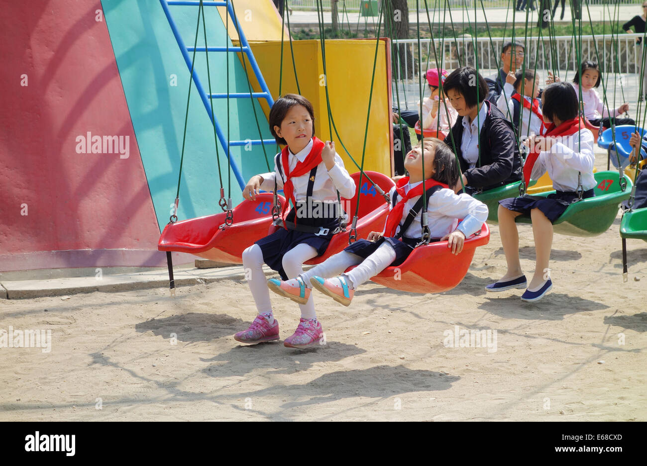 Nordkorea, Reiten Kinder auf einen Rummelplatz im nordkoreanischen Freizeitpark in Nordkorea Stockfoto