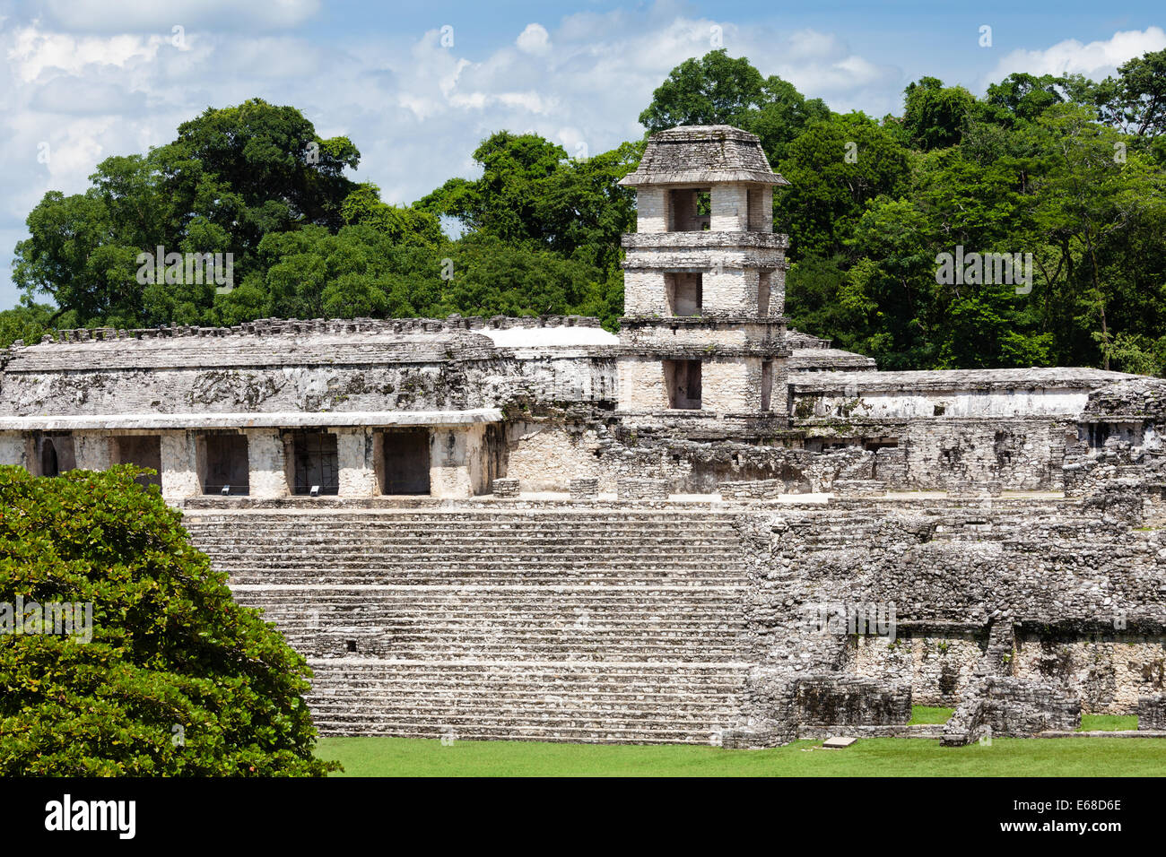 Der Palast zu den Maya-Ruinen von Palenque, Chiapas, Mexiko. Stockfoto