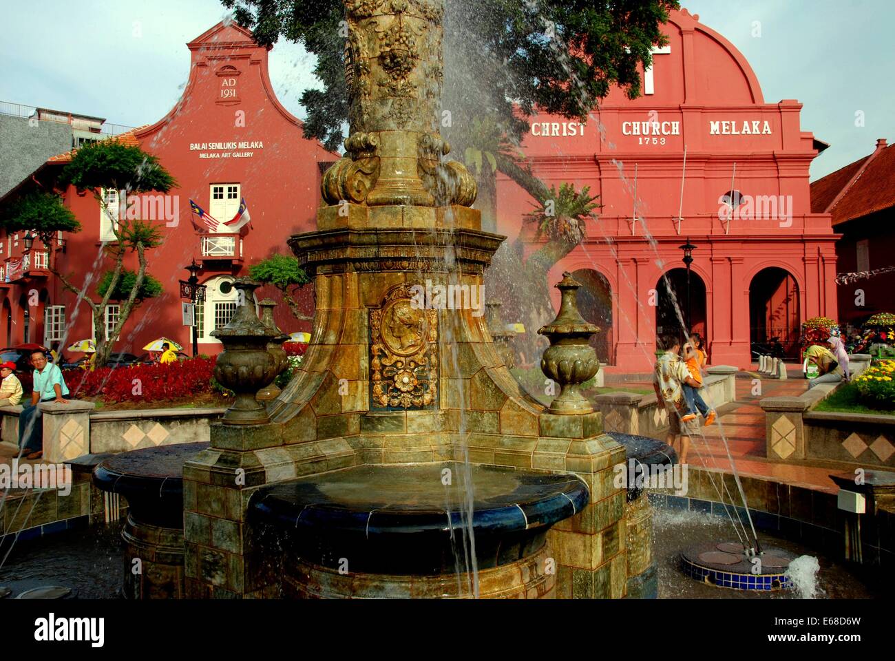 MELAKA, MALAYSIA: Der Travertin Marmor 1904 Königin Victoria Brunnen in Stadthuys Squaqre mit 1753 Christus Kirche Melaka Stockfoto