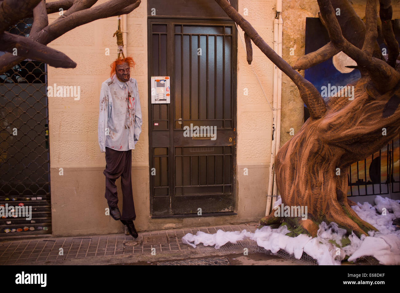 Barcelona, Spanien. 18. August 2014. Ein Zombie hing neben einem Portal in Gracia Viertel von Barcelona. Progres Street wurde im Stadtteil Gracia von Barcelona, wie ein Zombie-Welt durch das traditionelle Sommerfest Festes de Gràcia, die beliebteste in der katalanischen Stadt angepasst. Bildnachweis: Jordi Boixareu/Alamy Live-Nachrichten Stockfoto